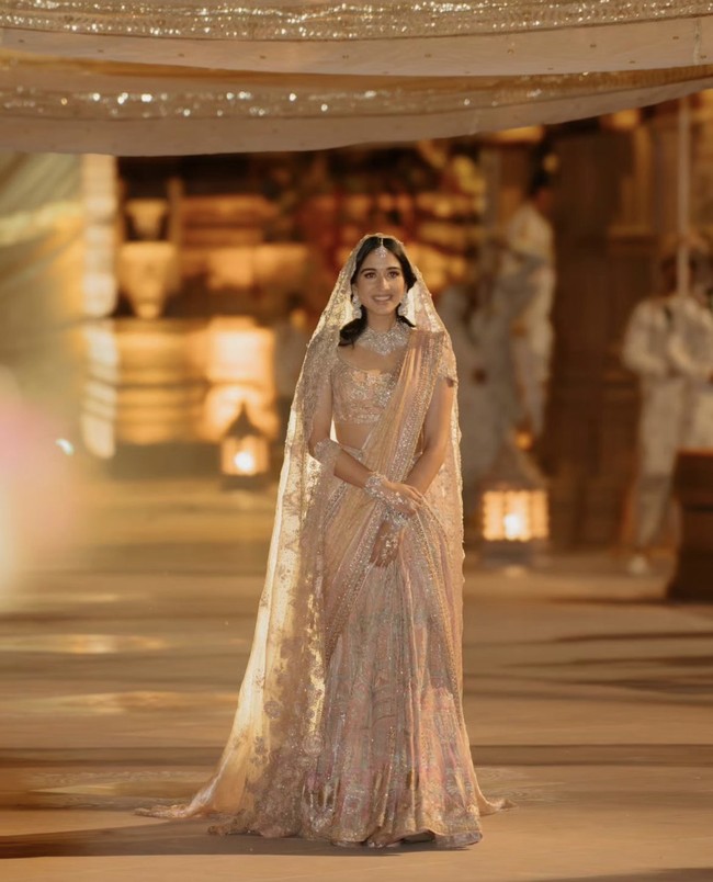 Perayaan pranikah hari ketiga terasa lebih intimate, menyorot si calon menantu Radhika Merchant membuat bridal entry. Dia berjalan ke arah calon suaminya Anant Ambani dalam balutan lehenga saree berwarna pastel rancangan Tarun Tahiliani. Foto: Instagram