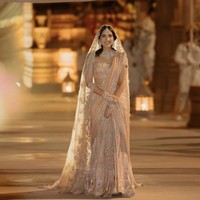 Perayaan pranikah hari ketiga terasa lebih intimate, menyorot si calon menantu Radhika Merchant membuat bridal entry. Dia berjalan ke arah calon suaminya Anant Ambani dalam balutan lehenga saree berwarna pastel rancangan Tarun Tahiliani. Foto: Instagram