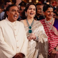 Aura bahagia terpancar dari wajah Mukesh Ambani dan istrinya Nita Ambani, juga ibu dari Radhika Merchant saat melihatnya berjalan memasuki podium. Lantunan lagu Shava Shava dari film Kabhi Khushi Kabhie Ghum mengiringi langkahnya. Foto: Instagram
