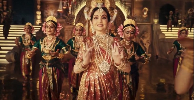 Sang ibu, Nita Ambani juga memberikan penampilan spesial dengan tarian Vishwambhari Stuti. Keluarga Ambani menyulap panggung bak film kolosal India. Foto: Instagram