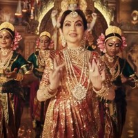 Sang ibu, Nita Ambani juga memberikan penampilan spesial dengan tarian Vishwambhari Stuti. Keluarga Ambani menyulap panggung bak film kolosal India. Foto: Instagram