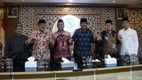 Selain itu, tampak juga Ketua MUI Bidang Fatwa, Bidang Dakwah, Bidang Pendidikan, Bidang Ekonomi, Bidang Kerukunan Umat Beragama, dan Bidang Luar negeri. 