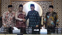 Hadi bersalaman dengan pengurus pusat MUI.  
