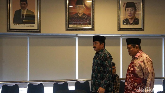 Momen Menko Polhukam Hadi Tjahjanto Sambangi MUI Menko Polhukam Hadi Tjahjanto berkunjung ke Kantor Pusat Majelis Ulama Indonesia (MUI). Hadi hendak melakukan silaturahmi dengan para pengurus MUI.