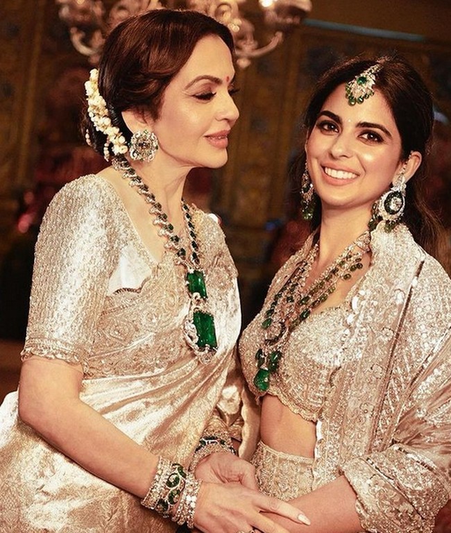 Berpose dengan putrinya yang juga menggunakan kalung berlian senada, harga kalung Nita Ambani menjadi pembicaraan di jagat maya.  Foto: dok. Instagram @manishmalhotraworld & @rohanshrestha