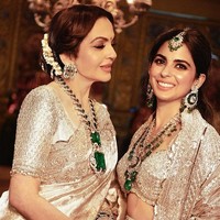 Berpose dengan putrinya yang juga menggunakan kalung berlian senada, harga kalung Nita Ambani menjadi pembicaraan di jagat maya.  Foto: dok. Instagram @manishmalhotraworld & @rohanshrestha