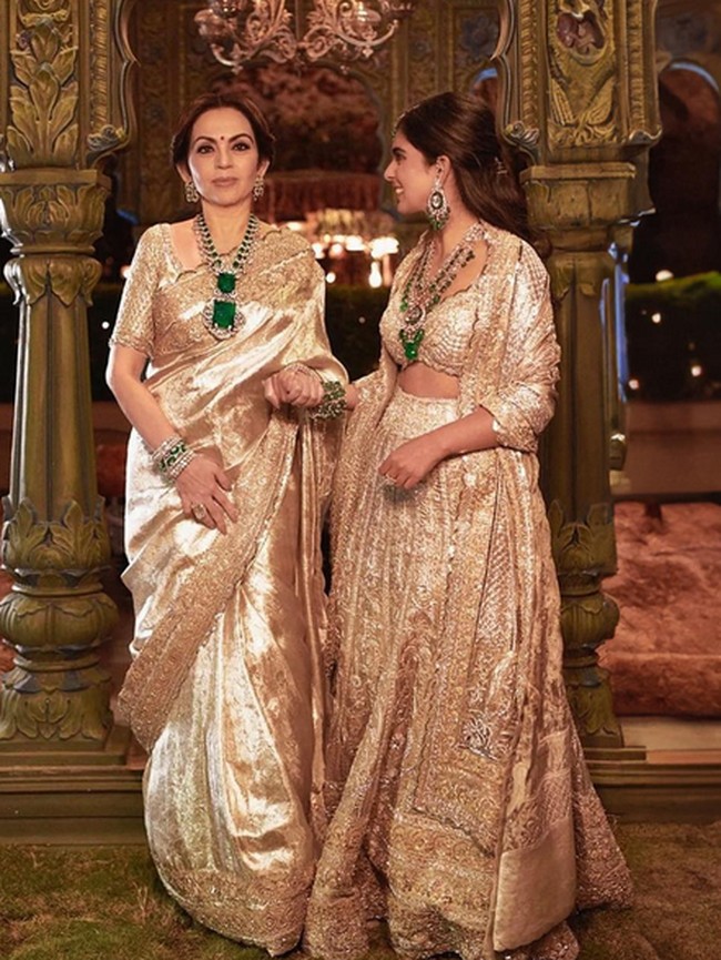 Seperti dikutip dari Bollywood Shaadis, harga kalungnya tersebut mencapai 500 crore rupee atau setara dengan Rp 950 miliar.  Foto: dok. Instagram @manishmalhotraworld & @rohanshrestha