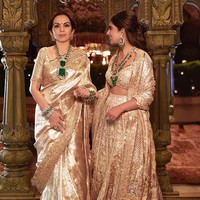 Seperti dikutip dari Bollywood Shaadis, harga kalungnya tersebut mencapai 500 crore rupee atau setara dengan Rp 950 miliar.  Foto: dok. Instagram @manishmalhotraworld & @rohanshrestha