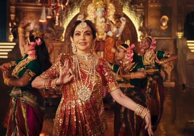 Acara prewedding tersebut digelar selama tiga hari pada akhir pekan lalu. Nita Ambani pun tampil dengan berbagai busana mewah, bahkan tampil menari di hadapan tamu. 6 Foto: dok. Instagram @manishmalhotraworld & @rohanshrestha