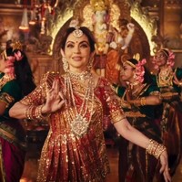 Acara prewedding tersebut digelar selama tiga hari pada akhir pekan lalu. Nita Ambani pun tampil dengan berbagai busana mewah, bahkan tampil menari di hadapan tamu. 6 Foto: dok. Instagram @manishmalhotraworld & @rohanshrestha