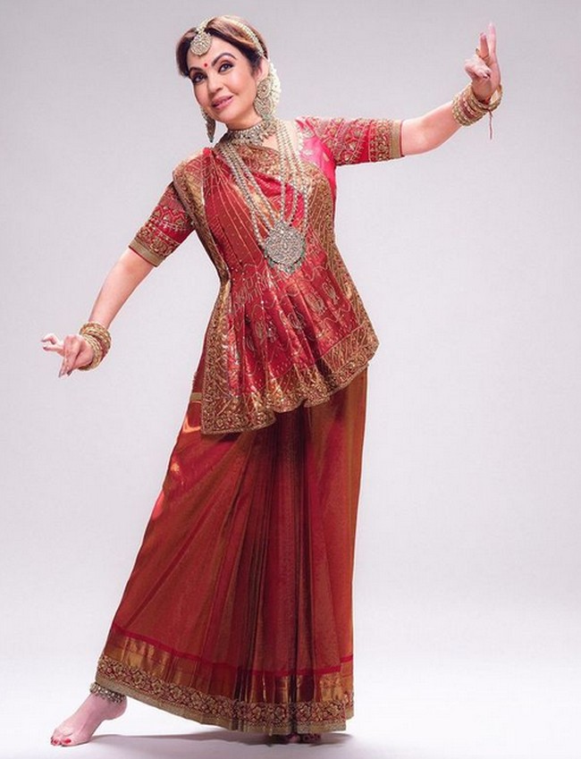 Busana tersebut datang dari tenun sutra berwarna merah. Memotong sari dari tenun sutra dan menambahkan karya sari tradisional untuk menciptakan keindahan kain dan kostum,” tulis sang desainer, Manish Malhotra di Instagramnya.  Foto: dok. Instagram @manishmalhotraworld & @rohanshrestha