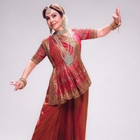 Busana tersebut datang dari tenun sutra berwarna merah. Memotong sari dari tenun sutra dan menambahkan karya sari tradisional untuk menciptakan keindahan kain dan kostum,” tulis sang desainer, Manish Malhotra di Instagramnya.  Foto: dok. Instagram @manishmalhotraworld & @rohanshrestha