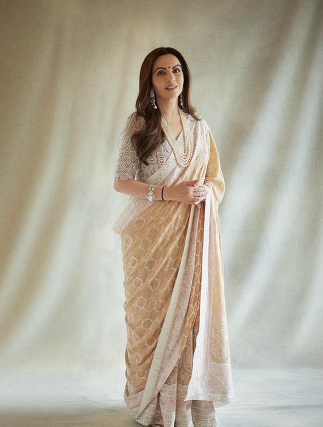 Inilah penampilan elegan lainnya istri Mukesh Ambani itu yang merupakan orang terkaya di Asia. Nita Ambani tampil dengan kain sari warna nude dan kalung mutiara.  Foto: dok. Instagram @manishmalhotraworld & @rohanshrestha
