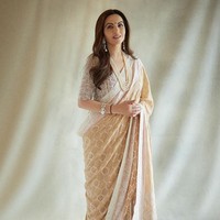 Inilah penampilan elegan lainnya istri Mukesh Ambani itu yang merupakan orang terkaya di Asia. Nita Ambani tampil dengan kain sari warna nude dan kalung mutiara.  Foto: dok. Instagram @manishmalhotraworld & @rohanshrestha