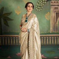 Tampil menggunakan kain sari warna champagne, Nita memadukannya dengan kalung berlian dan zamrud yang mencolok karena ukurannya yang besar.  Foto: dok. Instagram @manishmalhotraworld & @rohanshrestha