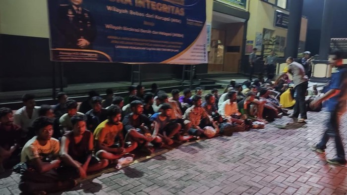 Para pengungsi saat diamankan di salam satu tempat penampungan di Pekanbaru, Riau. (Dok. Istimewa)