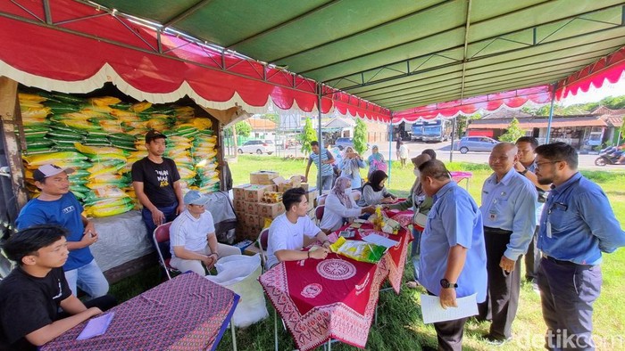 Pasar murah bahan pokok di lapangan eks Pasar Lama Imogiri, Kalurahan Karangtalun, Kapanewon Imogiri, Kabupaten Bantul, Selasa (5/3/2024).