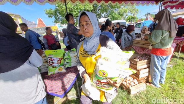 Pasar murah bahan pokok di lapangan eks Pasar Lama Imogiri, Kalurahan Karangtalun, Kapanewon Imogiri, Kabupaten Bantul, Selasa (5/3/2024).