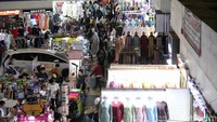 Sepekan menjelang bulan Ramadan, Pasar Tanah Abang yang merupakan pusat grosir terbesar di Asia Tenggara mulai dipadati pembeli. 