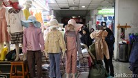 Menurut pedagang hal semacam ini lumrah menjelang bulan Ramadan. Pengunjung akan lebih ramai dibanding biasanya. 