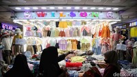 Kepadatan pembeli tidak hanya di akhir pekan tapi juga dihari kerja. 