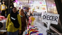 Ramainya pengunjung yang datang juga membawa berkah tersendiri bagi para pedagang yang sempat mengalami sepi pembeli usai digempur belanja online. Ramadan tahun ini juga dinilai jadi momentum yang tepat untuk meningkatkan omzet setelah beberapa tahun lalu terkendala pandemi. 