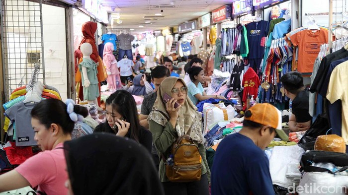 Pasar Tanah Abang Ramai Pembeli, Pedagang Senang Menjelang bulan Ramadan, pengunjung di area Pasar Tanah Abang, Jakarta Pusat, meningkat. Para pengunjung menyerbu toko yang menjual pakaian.