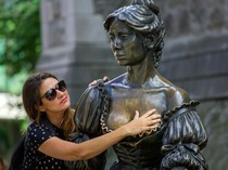 Video: Patung Molly Malone Kini Dijaga Petugas Agar Payudaranya Tak Diraba-raba