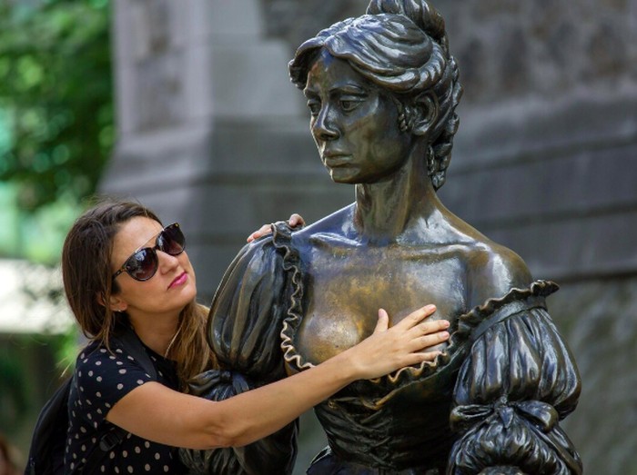 Patung Molly Malone di Dublin