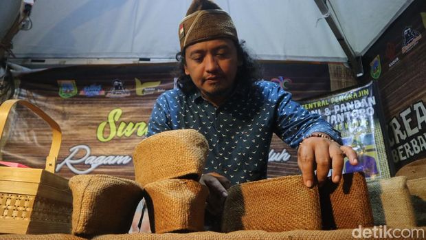 Usaha peci goni yang berasal dari Desa Piji Kecamatan Dawe turut serta pada acara Dandangan di Alun-alun Kudus Kulon, Selasa (5/3/2024).