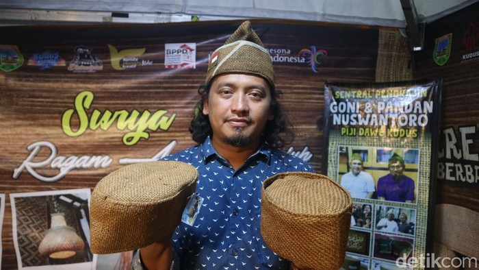 Usaha peci goni yang berasal dari Desa Piji Kecamatan Dawe turut serta pada acara Dandangan di Alun-alun Kudus Kulon, Selasa (5/3/2024).