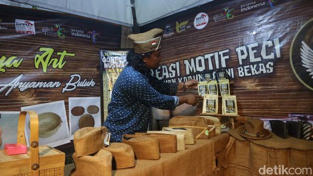 Usaha peci goni yang berasal dari Desa Piji Kecamatan Dawe turut serta pada acara Dandangan di Alun-alun Kudus Kulon, Selasa (5/3/2024).