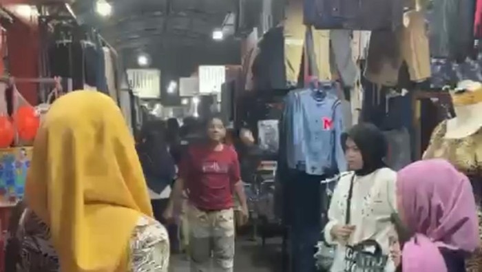 Pedagang di Pasar Sumpang meminta Pemkot menutup aktivitas jualan malam hari di Pasar Sumpang.
