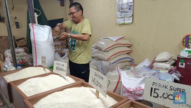 Pedagang menjual harga beras berbeda di Pasar Rawamangun, Jakarta Timur. (CNBC Indonesia/Martyasari Rizky)