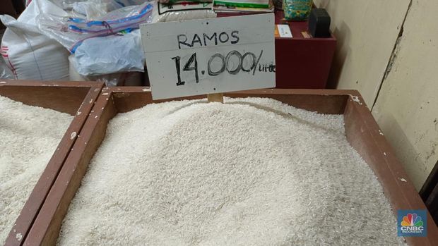 Pedagang menjual harga beras berbeda di Pasar Rawamangun, Jakarta Timur. (CNBC Indonesia/Martyasari Rizky)