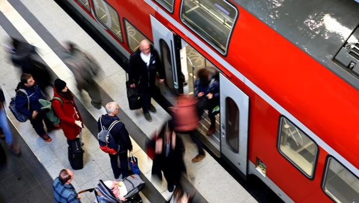 Pekerja Kereta di Jerman Bakal Mogok Massal Lagi A high-speed train ICE of Deutsche Bahn railway operator waits for departure at the main station in Berlin, Germany, March 4, 2024. REUTERS/Lisi Niesner