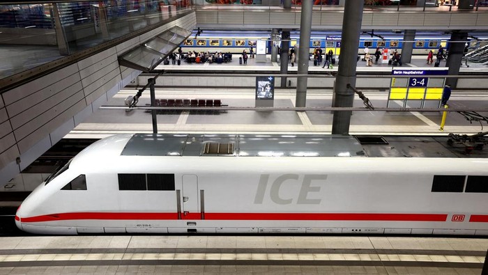 A high-speed train ICE of Deutsche Bahn railway operator waits for departure at the main station in Berlin, Germany, March 4, 2024. REUTERS/Lisi Niesner