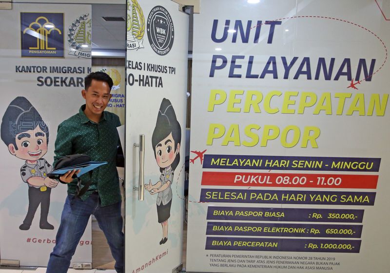 Pemohon berjalan menuju Unit Pelayanan Percepatan Paspor (UP3) Terminal 3 Bandara Soekarno Hatta, Tangerang, Banten, Selasa (5/3/2024). Kantor Imigrasi Kelas 1 Khusus TPI Bandara Soekarno Hatta membuka layanan pembuatan percepatan paspor yang ditargetkan selesai dalam waktu 30 menit sampai 2 jam, yang buka setiap hari di Terminal 3. ANTARA FOTO/Muhammad Iqbal/aww.
