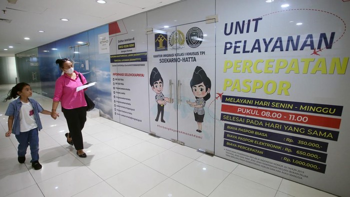 Pemohon berjalan menuju Unit Pelayanan Percepatan Paspor (UP3) Terminal 3 Bandara Soekarno Hatta, Tangerang, Banten, Selasa (5/3/2024). Kantor Imigrasi Kelas 1 Khusus TPI Bandara Soekarno Hatta membuka layanan pembuatan percepatan paspor yang ditargetkan selesai dalam waktu 30 menit sampai 2 jam, yang buka setiap hari di Terminal 3. ANTARA FOTO/Muhammad Iqbal/aww.