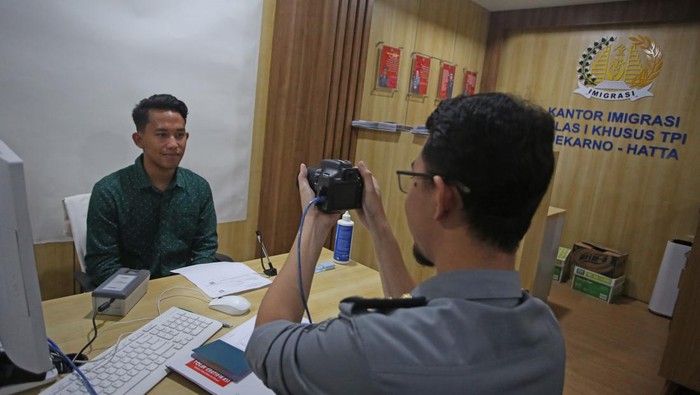 Pemohon berjalan menuju Unit Pelayanan Percepatan Paspor (UP3) Terminal 3 Bandara Soekarno Hatta, Tangerang, Banten, Selasa (5/3/2024). Kantor Imigrasi Kelas 1 Khusus TPI Bandara Soekarno Hatta membuka layanan pembuatan percepatan paspor yang ditargetkan selesai dalam waktu 30 menit sampai 2 jam, yang buka setiap hari di Terminal 3. ANTARA FOTO/Muhammad Iqbal/aww.