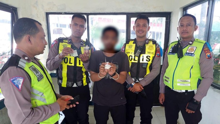 Pemotor di Surabaya saat tertangkap basah bawa pil koplo