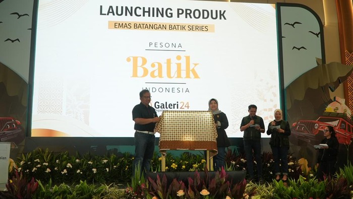 Penampakan Emas Batangan Edisi Pesona Batik Indonesia Galeri 24 berkomitmen penuh ingin melestarikan budaya nusantara melalui batik sebagai warisan budaya yang sangat berharga dan menjadi identitas bangsa Indonesia. Komitmen tersebut diwujudkan Galeri 24 dengan menghadirkan produk emas batangan dengan konsep Batik Nusantara yang dikemas secara eksklusif dalam bentuk buku.