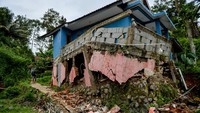 Pusat Vulkanologi dan Mitigasi Bencana Geologi (PVMBG) memprediksi pergerakan tanah yang menghancurkan 10 rumah dan 192 kk mengungsi tersebut tidak akan meluas karena sudah terlokalisir dengan batas rekahan tanah yang berbentuk tapal kuda.  