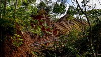 Kepala Desa Cibedug Engkus Kustendi mengatakan, pergerakan tanah terasa seperti gempa bumi. Setiap jamnya tanah terus bergerak, meskipun pergeserannya tak selalu bisa dirasakan manusia. 