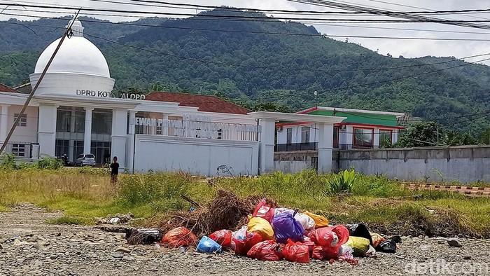 Penampakan sampah berserakan di pinggir jalan Kota Palopo.