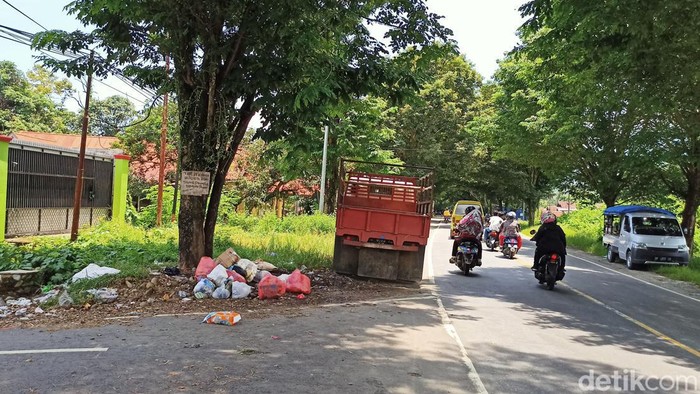 Penampakan sampah berserakan di pinggir jalan Kota Palopo.
