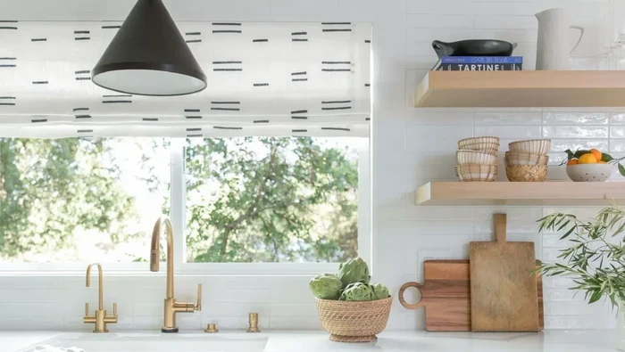 Penggunaan rak mengapung di dapur/Nicole Dianne via Homes & Gardens