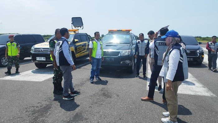 Peninjauan Runway Bandara Internasional Jenderal Ahmad Yani Semarang.