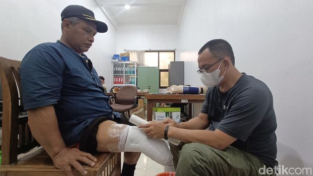 Penyandang disabilitas menjalani proses pengukuran untuk pembuatan kaki palsu yang diberikan gratis dari kementerian sosial di kantor Sentra Satria Baturraden, Kabupaten Banyumas, Selasa (5/3/2024).