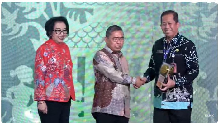 Penyerahan Adipura oleh KLHK (dok. YouTube KLHK)
